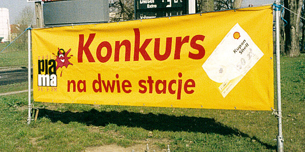 Frontlit advertising banner 510g mounted between poles